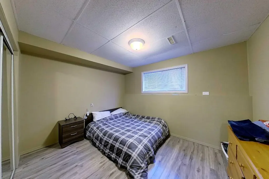 12 Avenue Edson AB T7E 1X2