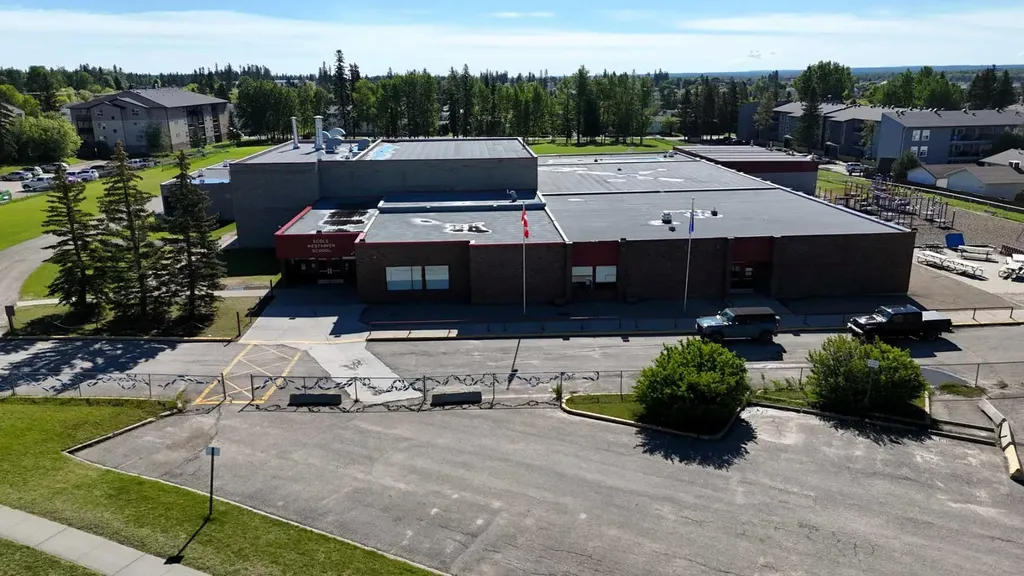 12 Avenue Edson AB T7E 1X2