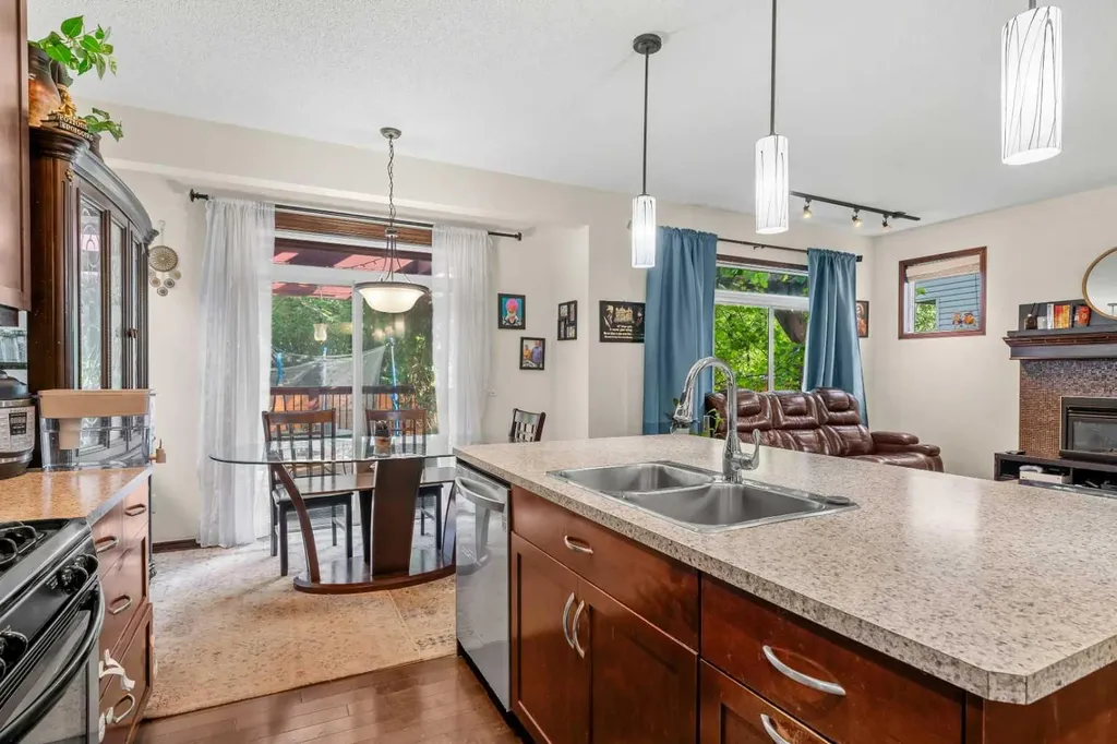 562 Cranston Drive SE Calgary AB T3M 0L5