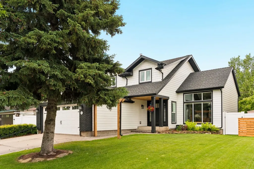 692 Woodpark Boulevard SW Calgary AB T2W 3R7