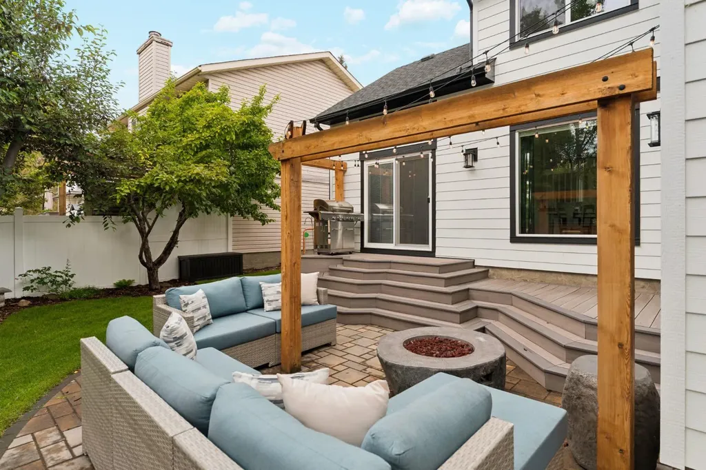 692 Woodpark Boulevard SW Calgary AB T2W 3R7