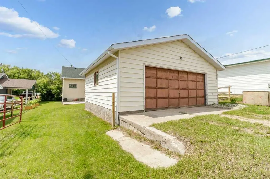 1925 23 Avenue W Delburne AB T0M 0V0