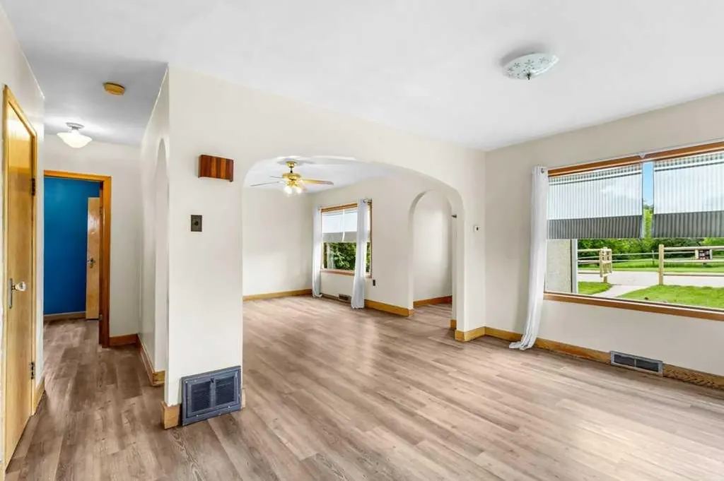 1925 23 Avenue W Delburne AB T0M 0V0