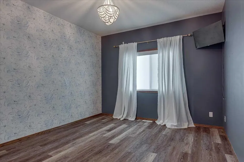 939 Ramage Crescent Red Deer AB T4P 3Z9