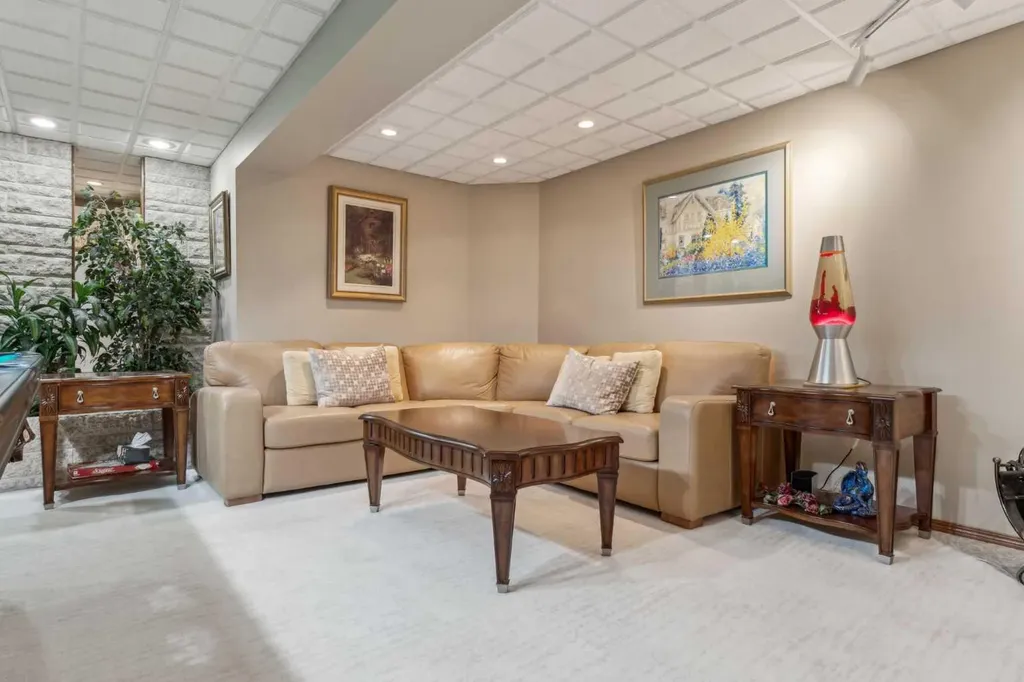 9948 Patton Road SW Calgary AB T2V 5G1