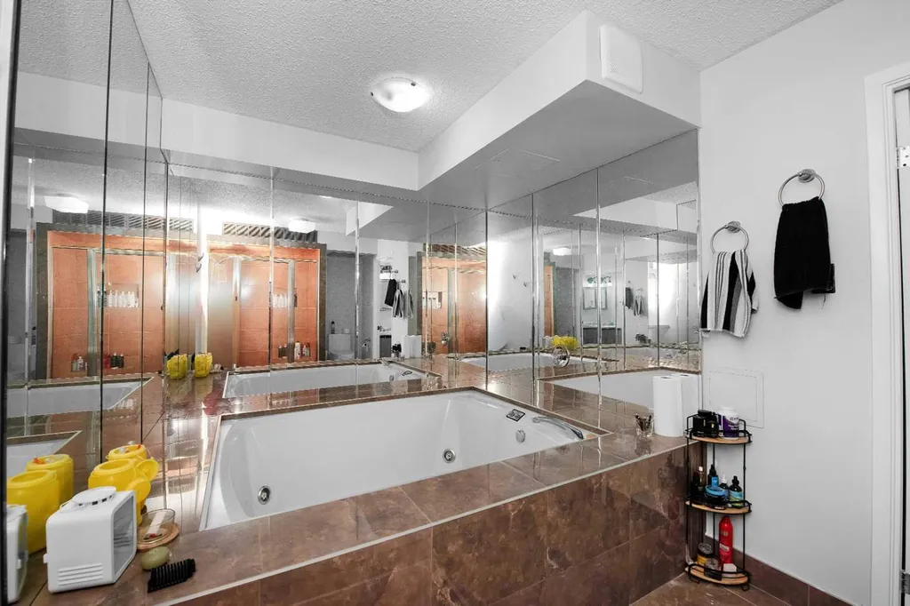 1100 8 Avenue SW Calgary AB T2P 3T9