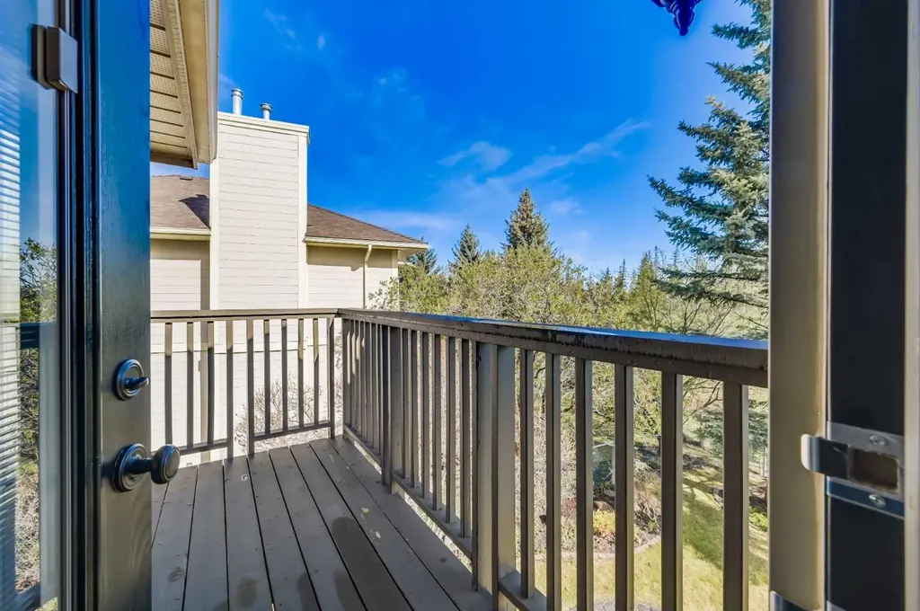 1504 Evergreen Hill SW Calgary AB T2Y 2V8