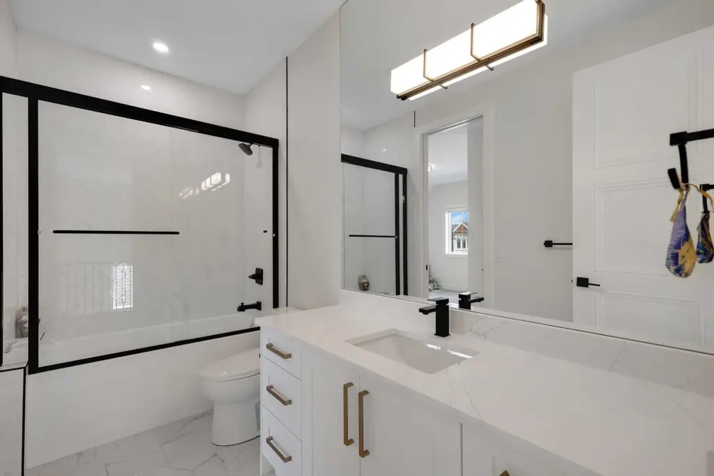 243 Coopers Cove SW Airdrie AB T4B 4C3