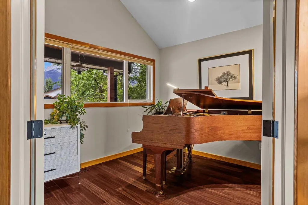 408 Canyon Close Canmore AB T1W1H4