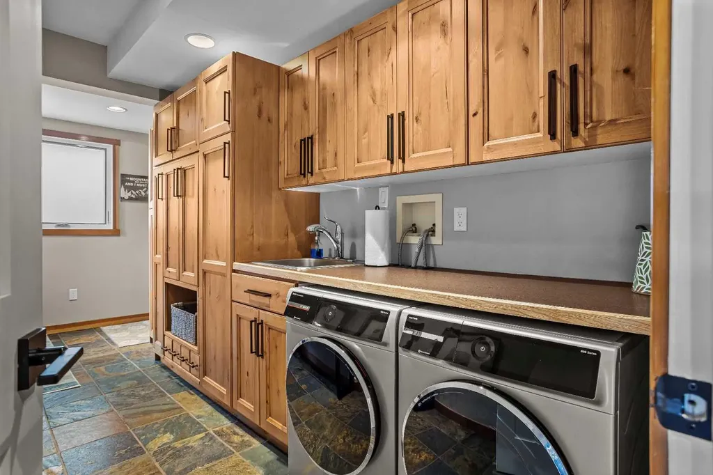 408 Canyon Close Canmore AB T1W1H4