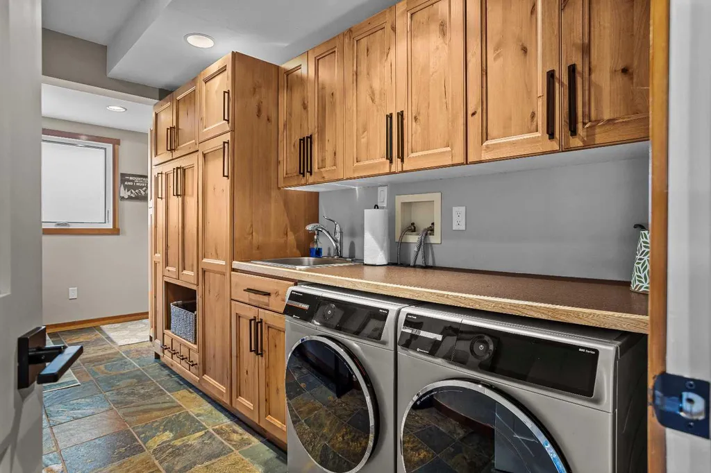 408 Canyon Close Canmore AB T1W1H4