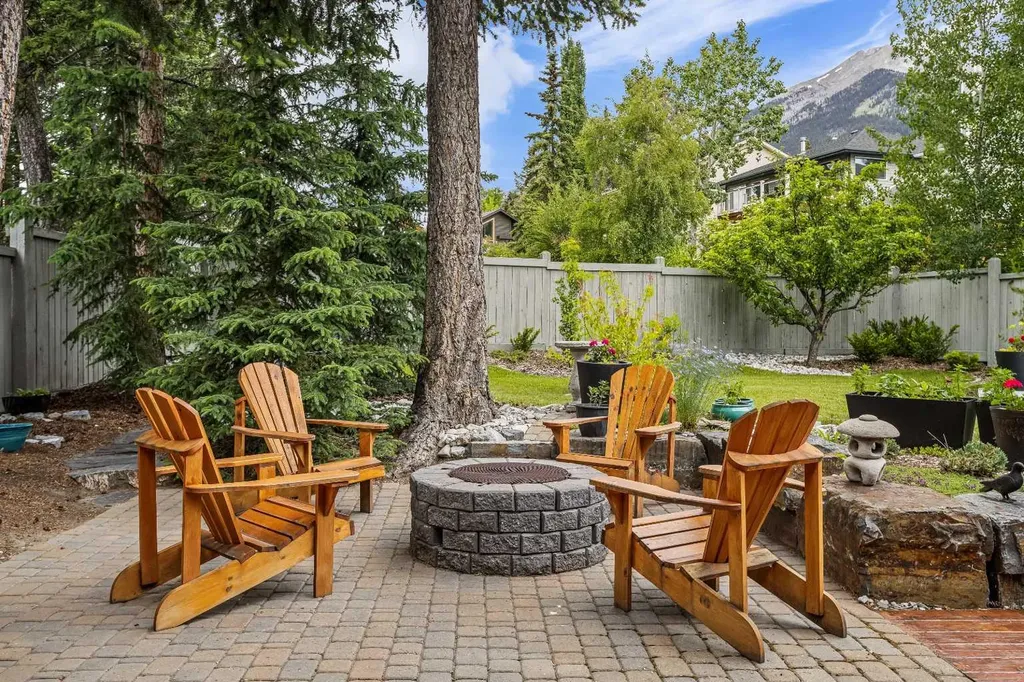 408 Canyon Close Canmore AB T1W1H4