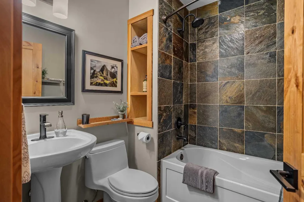 408 Canyon Close Canmore AB T1W1H4