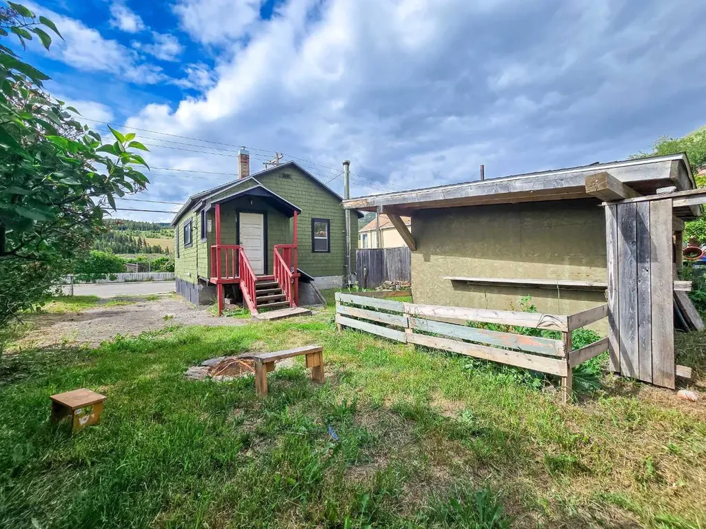 7417 18 Avenue Coleman AB T0K 0M0