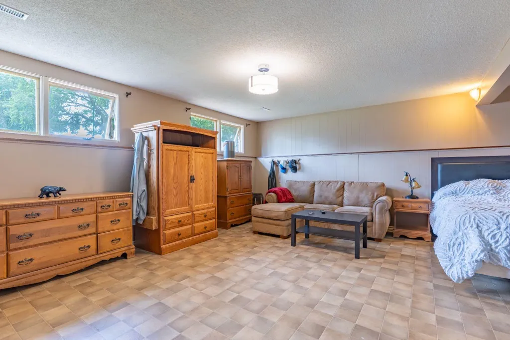 1163 Bassett Crescent NW Medicine Hat AB T1A 6Z7