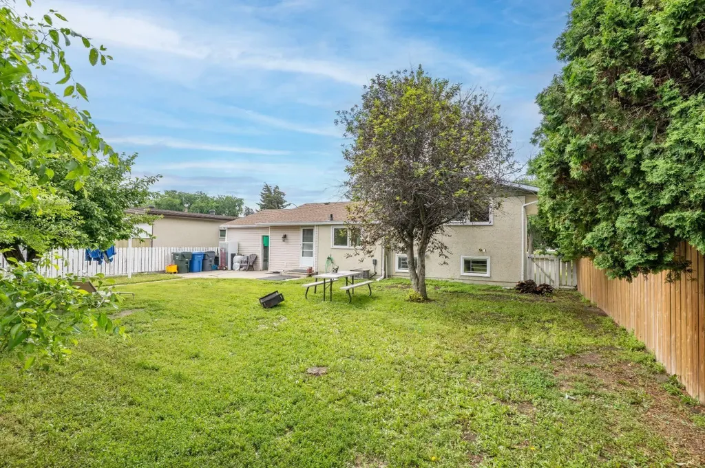1163 Bassett Crescent NW Medicine Hat AB T1A 6Z7