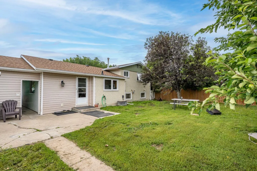1163 Bassett Crescent NW Medicine Hat AB T1A 6Z7