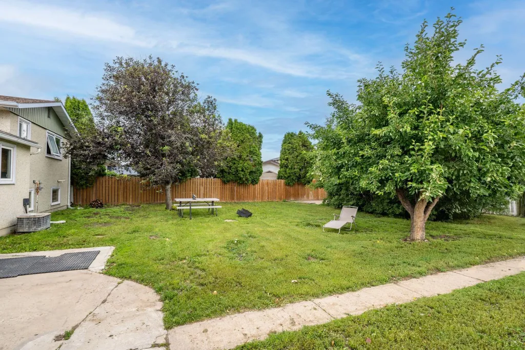 1163 Bassett Crescent NW Medicine Hat AB T1A 6Z7