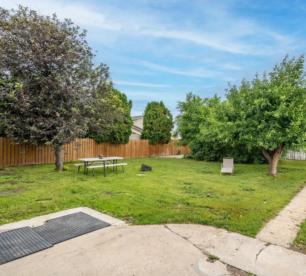 1163 Bassett Crescent NW Medicine Hat AB T1A 6Z7