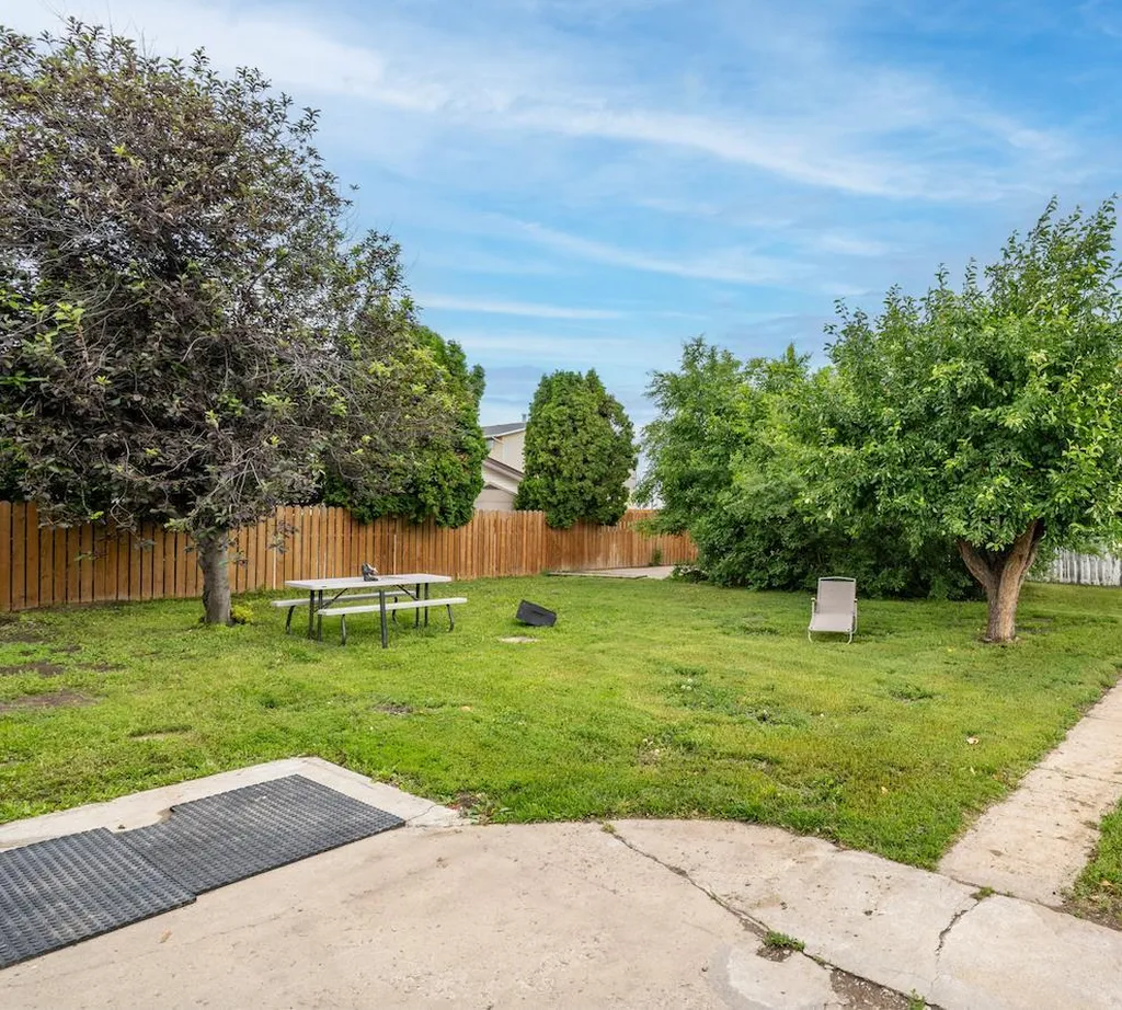 1163 Bassett Crescent NW Medicine Hat AB T1A 6Z7