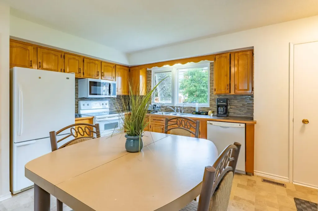 1163 Bassett Crescent NW Medicine Hat AB T1A 6Z7