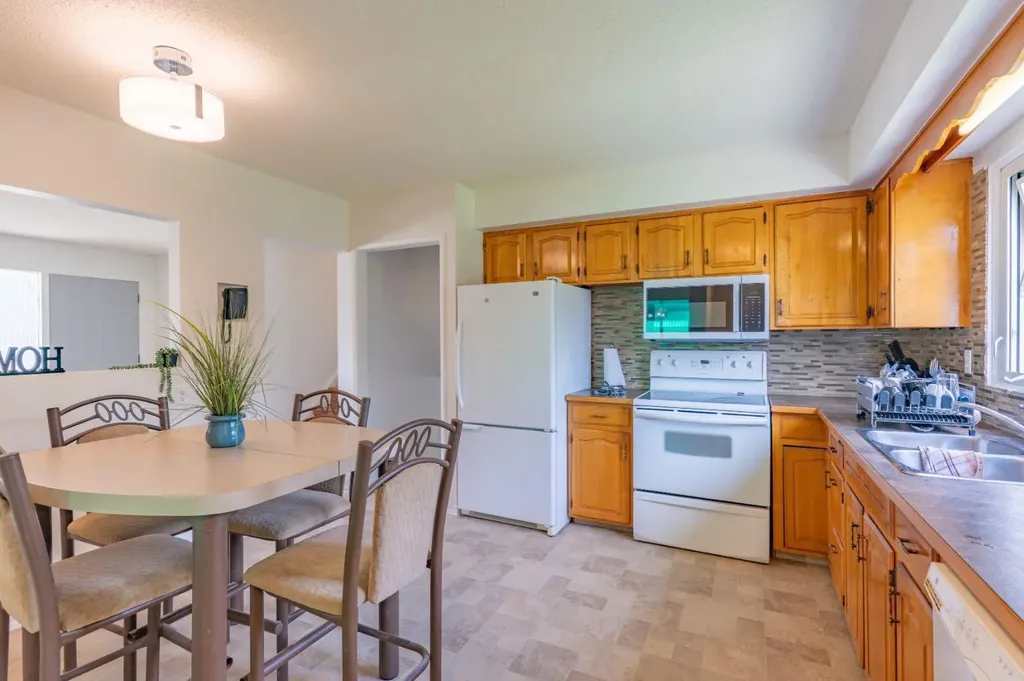 1163 Bassett Crescent NW Medicine Hat AB T1A 6Z7