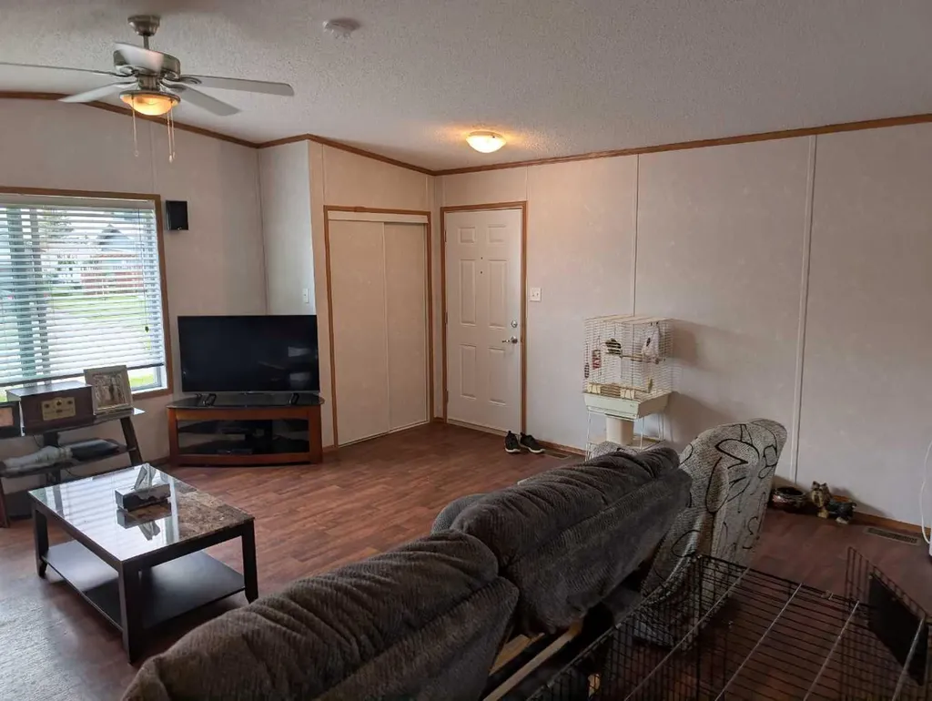 4915 1 Street Donnelly AB T0H 1G0