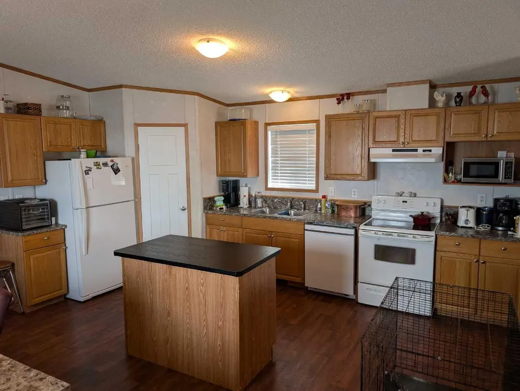 4915 1 Street Donnelly AB T0H 1G0