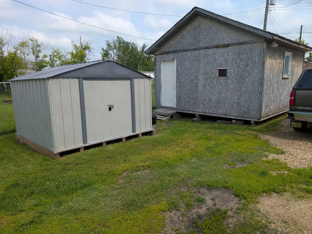 4915 1 Street Donnelly AB T0H 1G0