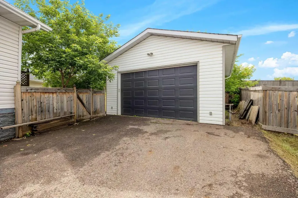 112B Siesta Gardens Fort Mcmurray AB T9H 2Z2