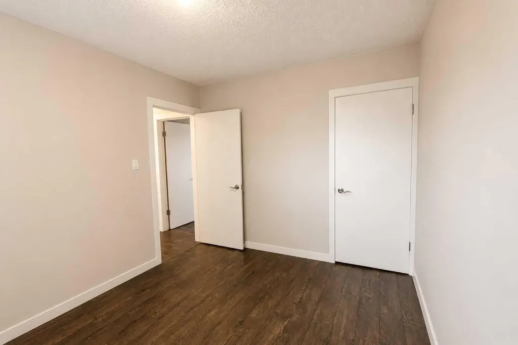 302 Terrace Park Red Deer AB T4N 1V8