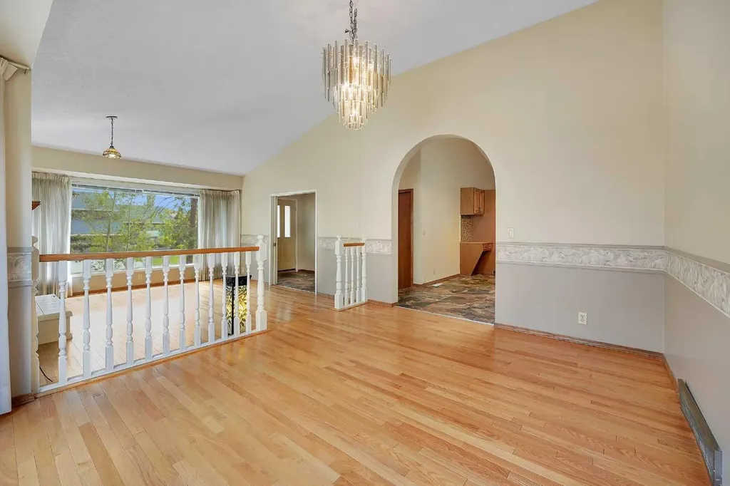 23 Edelweiss Drive NW Calgary AB T3A3R4