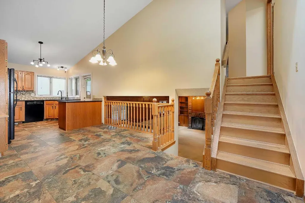 23 Edelweiss Drive NW Calgary AB T3A3R4