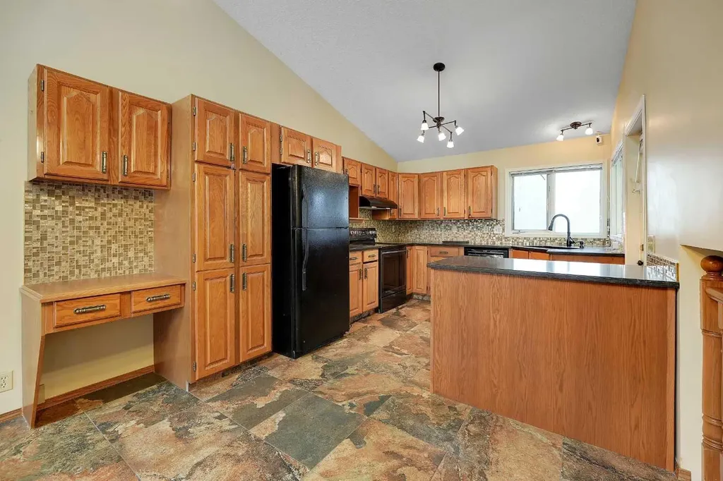 23 Edelweiss Drive NW Calgary AB T3A3R4