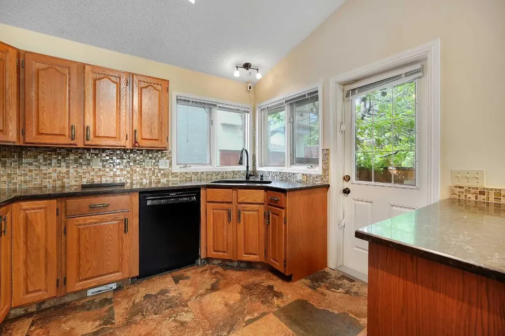 23 Edelweiss Drive NW Calgary AB T3A3R4