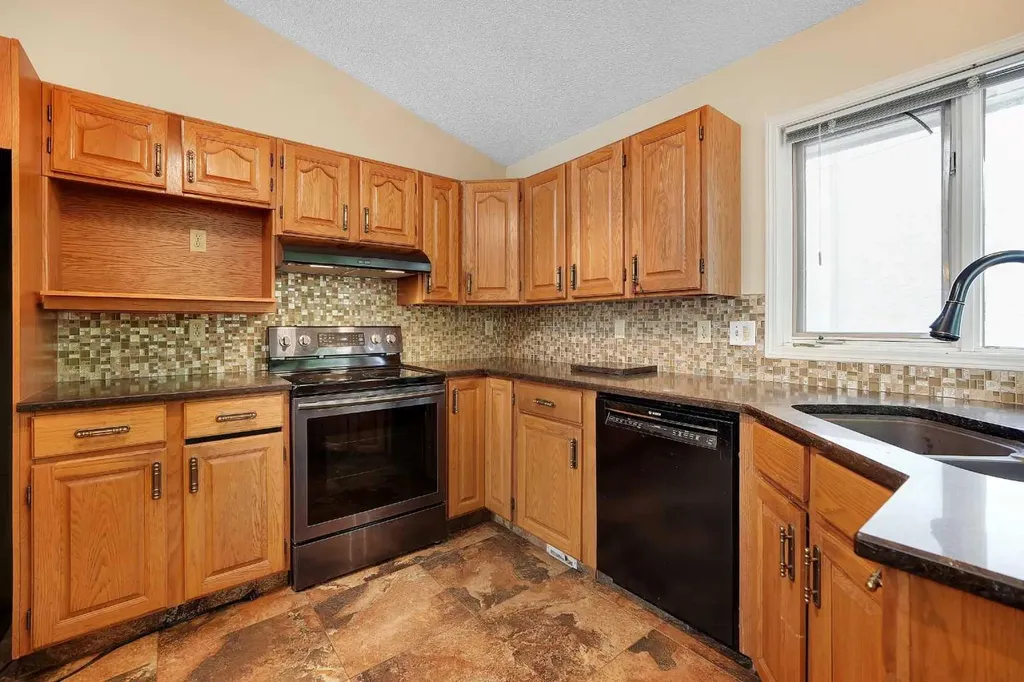 23 Edelweiss Drive NW Calgary AB T3A3R4