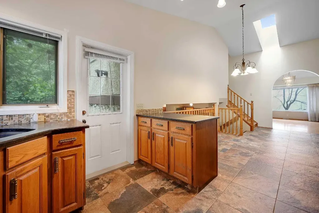 23 Edelweiss Drive NW Calgary AB T3A3R4