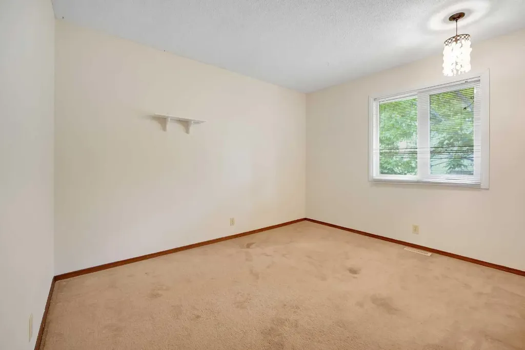 23 Edelweiss Drive NW Calgary AB T3A3R4