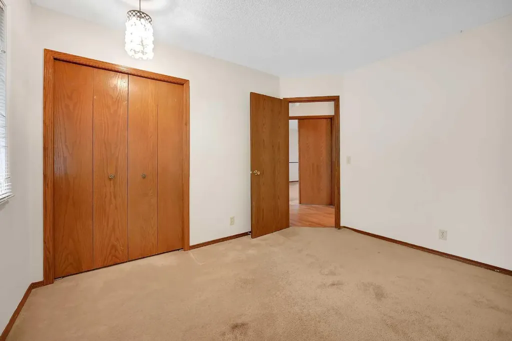 23 Edelweiss Drive NW Calgary AB T3A3R4