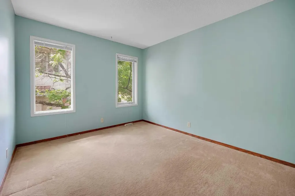 23 Edelweiss Drive NW Calgary AB T3A3R4