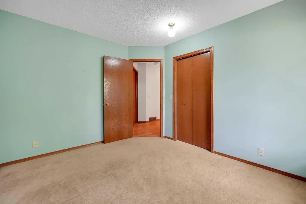 23 Edelweiss Drive NW Calgary AB T3A3R4