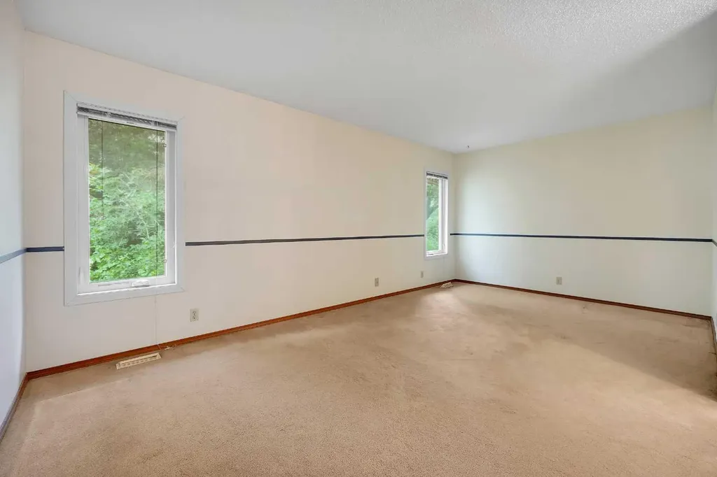 23 Edelweiss Drive NW Calgary AB T3A3R4