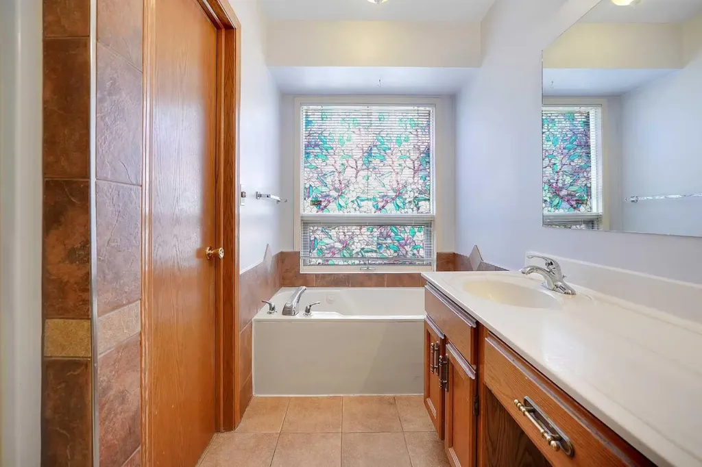 23 Edelweiss Drive NW Calgary AB T3A3R4