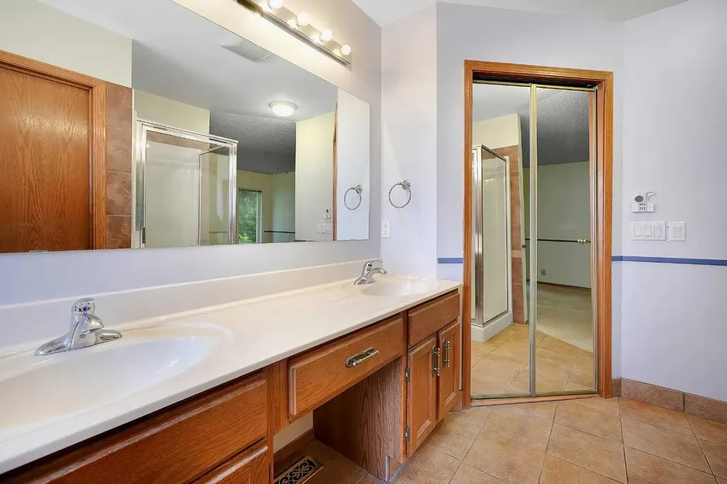 23 Edelweiss Drive NW Calgary AB T3A3R4