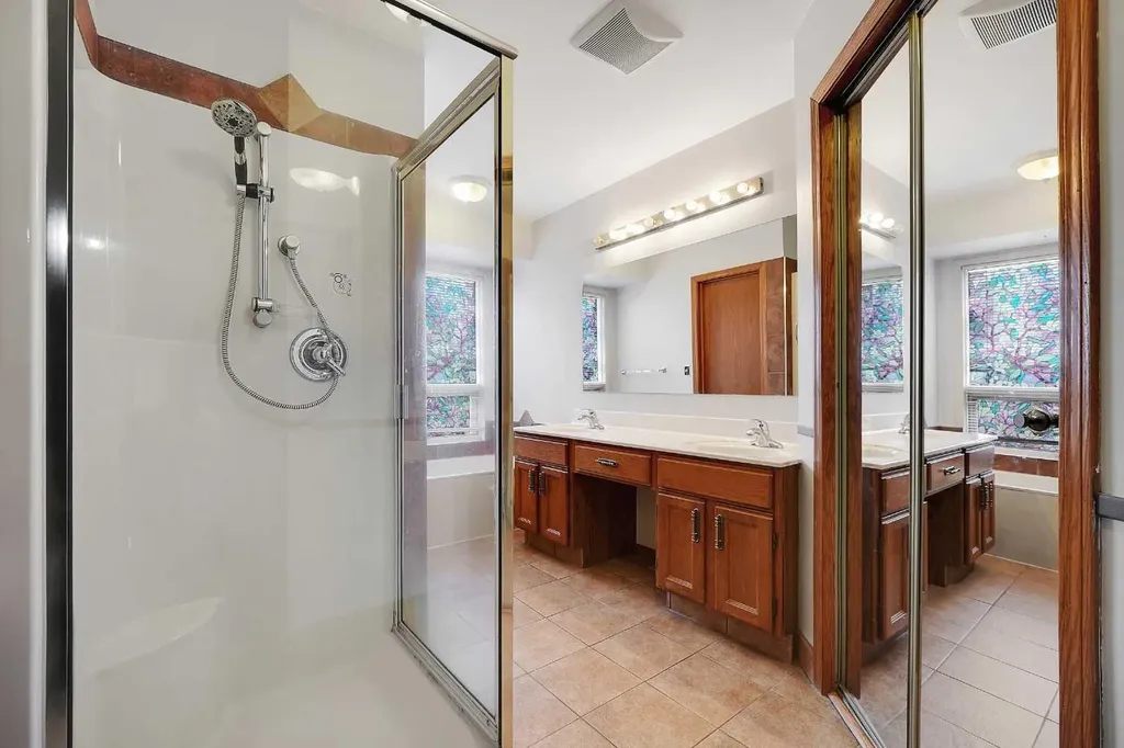 23 Edelweiss Drive NW Calgary AB T3A3R4