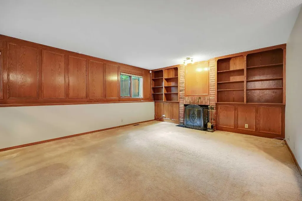 23 Edelweiss Drive NW Calgary AB T3A3R4