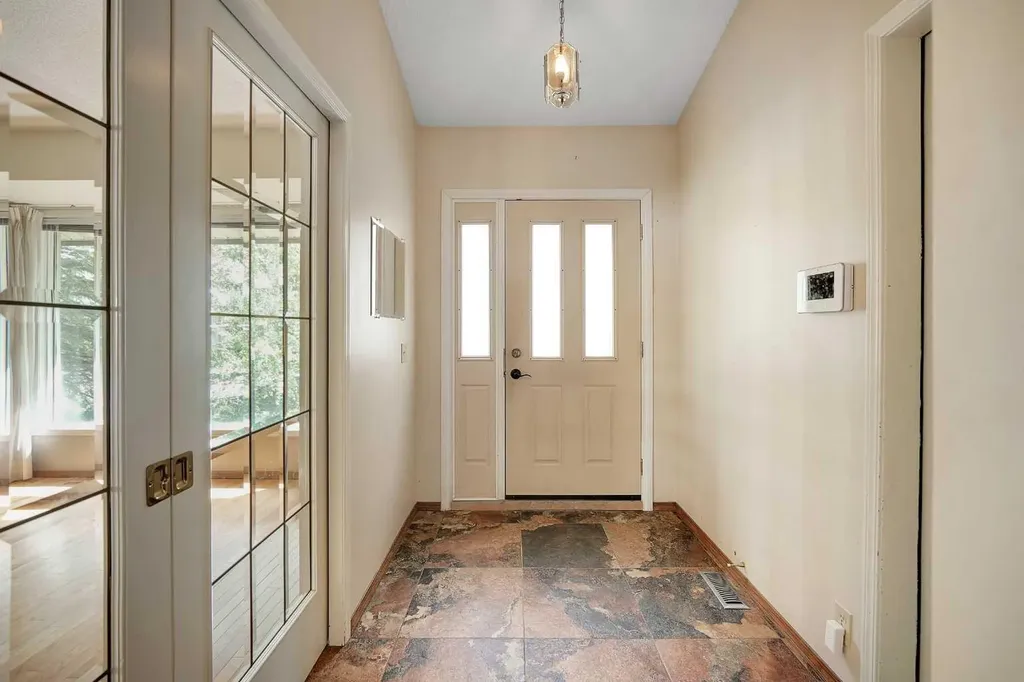 23 Edelweiss Drive NW Calgary AB T3A3R4