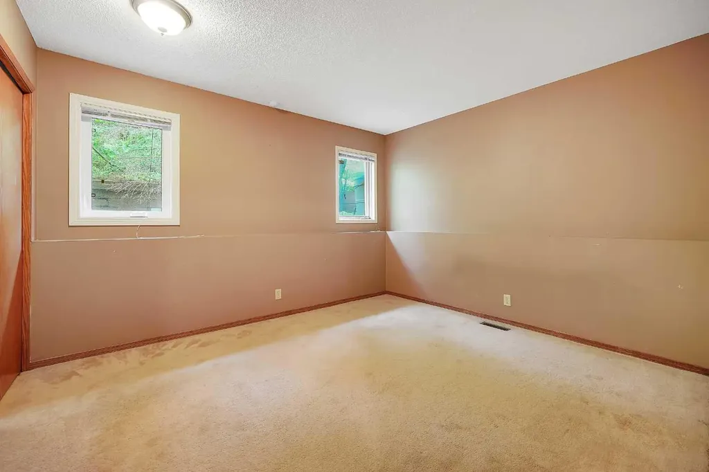 23 Edelweiss Drive NW Calgary AB T3A3R4