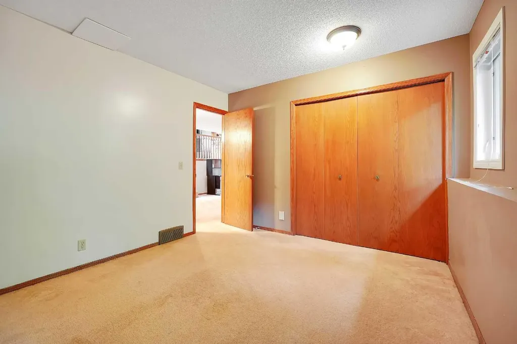 23 Edelweiss Drive NW Calgary AB T3A3R4
