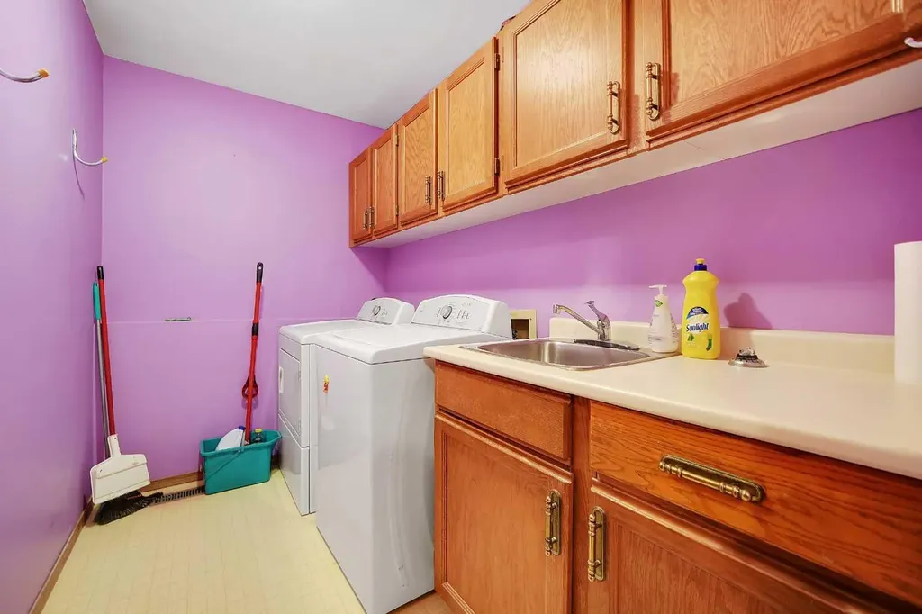 23 Edelweiss Drive NW Calgary AB T3A3R4